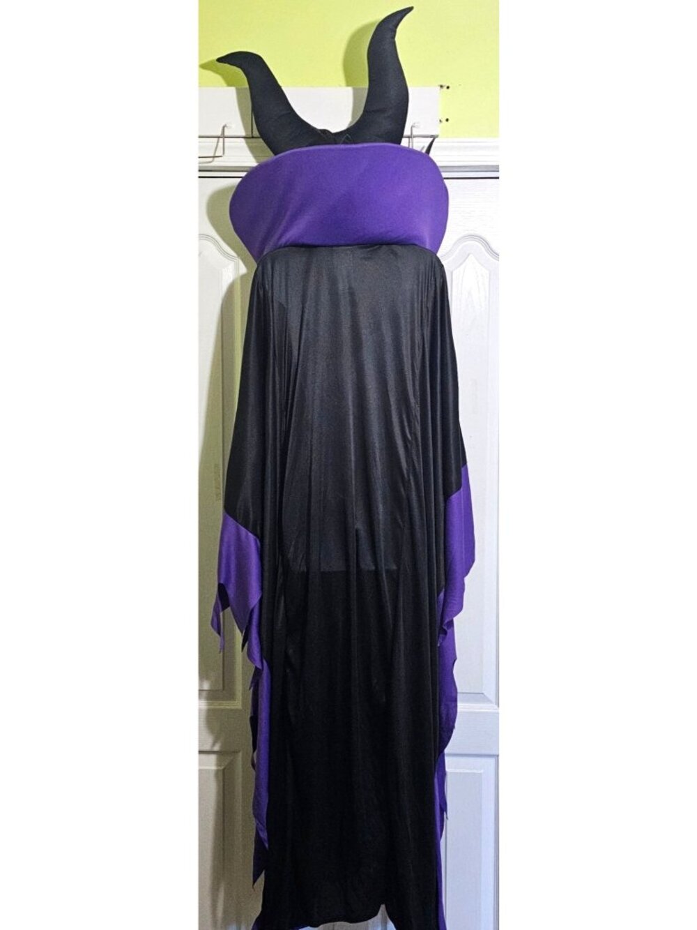Maleficent Witch Deluxe Costume Women Plus 1X Charades Disney Villain Headpiece - Picture 4 of 7